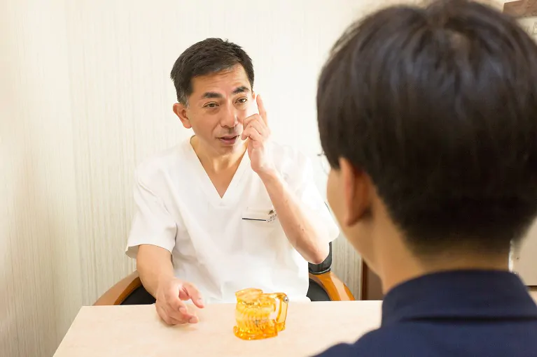 大阪、梅田で口臭外来を行う愛歯やまだ歯科では、口臭の原因を突き止め、治療いたします。